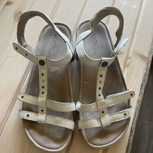 Ladies Taos sandals, size 9. Like new.